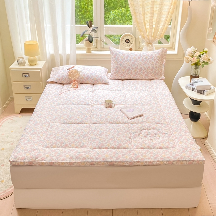 91家纺网 家纺一手货源 找家纺 仟网汇 2025新款云感皱皱纱双层纱棉花立体床垫 十里桃花