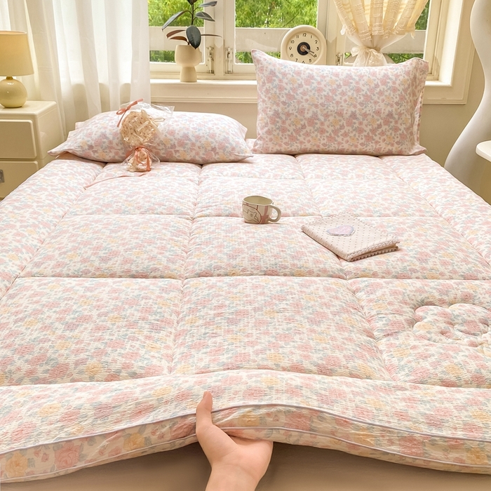 91家纺网 家纺一手货源 找家纺 仟网汇 2025新款云感皱皱纱双层纱棉花立体床垫 十里桃花