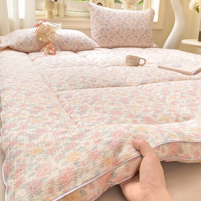 91家纺网 家纺一手货源 找家纺 仟网汇 2025新款云感皱皱纱双层纱棉花立体床垫 十里桃花