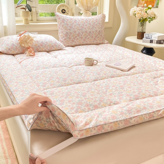 91家纺网 家纺一手货源 找家纺 仟网汇 2025新款云感皱皱纱双层纱棉花立体床垫 十里桃花