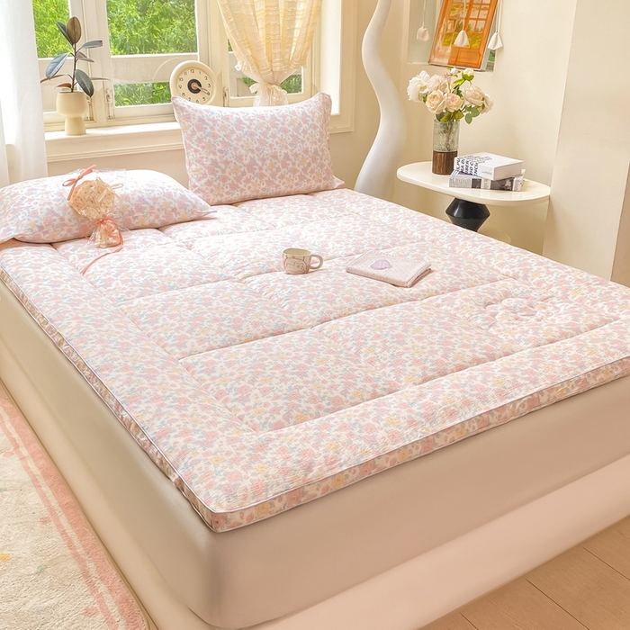 91家纺网 家纺一手货源 找家纺 仟网汇 2025新款云感皱皱纱双层纱棉花立体床垫 十里桃花