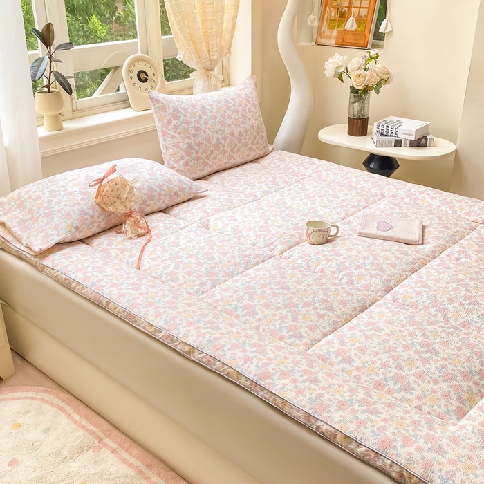 91家纺网 家纺一手货源 找家纺 仟网汇 2025新款云感皱皱纱双层纱棉花立体床垫 十里桃花