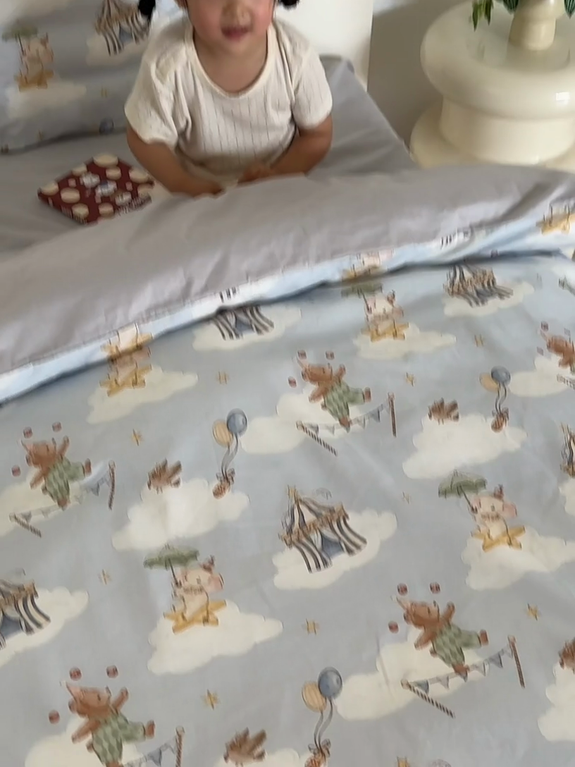 91家纺网 家纺一手货源 找家纺 荷马之梦 2025新款梦境系列—全棉40s数码印花原创手绘小版儿童幼儿园套件 游园会