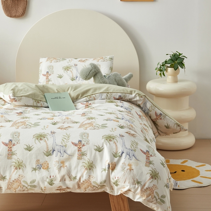 91家纺网 家纺一手货源 找家纺 荷马之梦 2025新款梦境系列—全棉40s数码印花原创手绘小版儿童幼儿园套件 恐龙之家