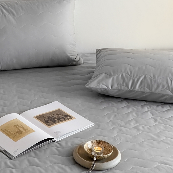 91家纺网 家纺一手货源 找家纺 三味舒屋 2025新款防水全棉夹棉绗缝防水隔尿床笠-安缦 安缦灰