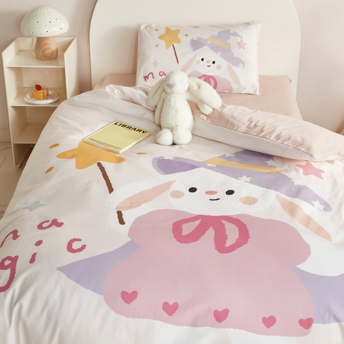 91家纺网 家纺一手货源 找家纺 荷马之梦 2025新款童画系列—A类全棉40s数码印花原创大版卡通幼儿园套件 魔法小兔