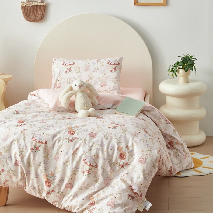 91家纺网 家纺一手货源 找家纺 荷马之梦 2025新款梦境系列—全棉40s数码印花原创手绘小版儿童幼儿园套件 精灵小兔