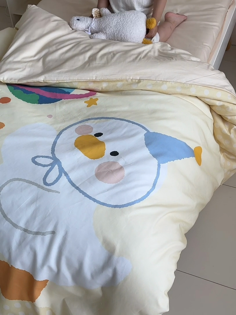 91家纺网 家纺一手货源 找家纺 荷马之梦 2025新款乐园系列-A类全棉40s数码印花原创大版卡通儿童幼儿园套件 星球鸭