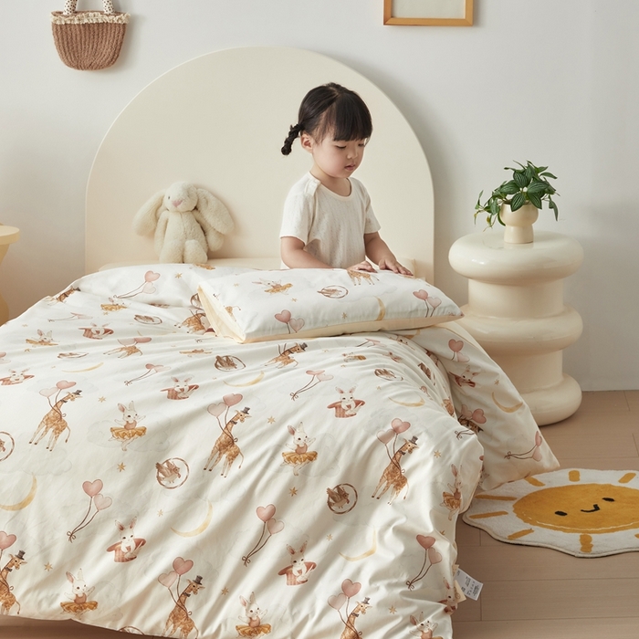 91家纺网 家纺一手货源 找家纺 荷马之梦 2025新款梦境系列—全棉40s数码印花原创手绘小版儿童幼儿园套件 云端之舞