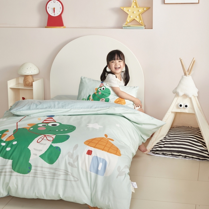 91家纺网 家纺一手货源 找家纺 荷马之梦 2025新款童画系列—A类全棉40s数码印花原创大版卡通幼儿园套件 恐龙之家