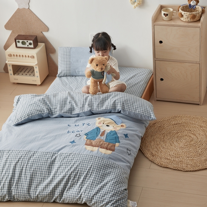 91家纺网 家纺一手货源 找家纺 荷马之梦 2025新款学院系列—A类32s水洗棉贴布绣原创卡通拼接儿童幼儿园套件 学院小熊