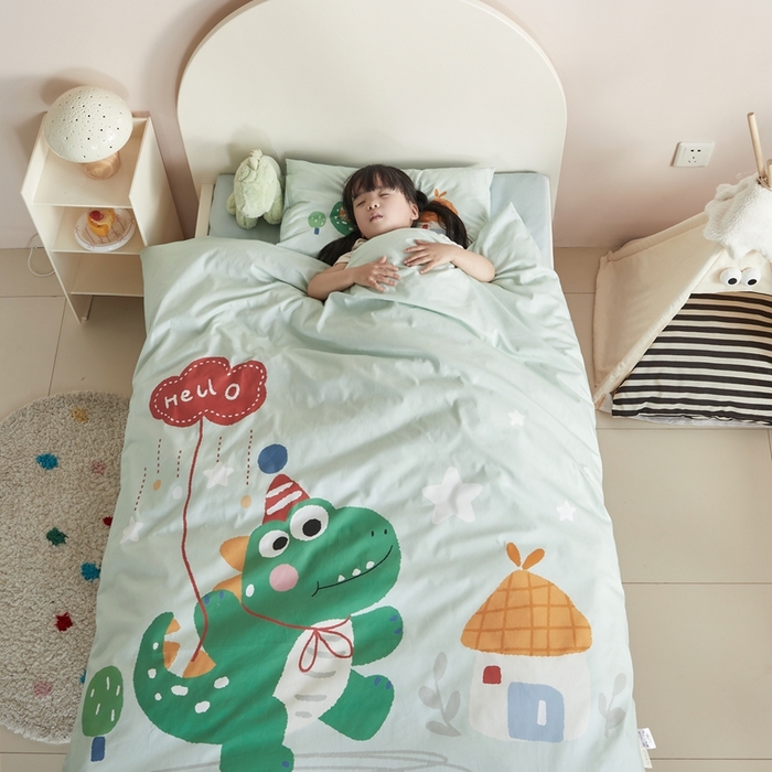 91家纺网 家纺一手货源 找家纺 荷马之梦 2025新款童画系列—A类全棉40s数码印花原创大版卡通幼儿园套件 恐龙之家