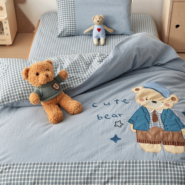 91家纺网 家纺一手货源 找家纺 荷马之梦 2025新款学院系列—A类32s水洗棉贴布绣原创卡通拼接儿童幼儿园套件 学院小熊