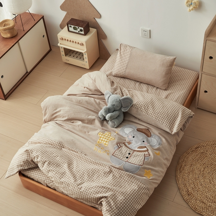 91家纺网 家纺一手货源 找家纺 荷马之梦 2025新款学院系列—A类32s水洗棉贴布绣原创卡通拼接儿童幼儿园套件 星星小象