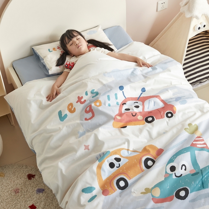 91家纺网 家纺一手货源 找家纺 荷马之梦 2025新款童画系列—A类全棉40s数码印花原创大版卡通幼儿园套件 汽车旅行