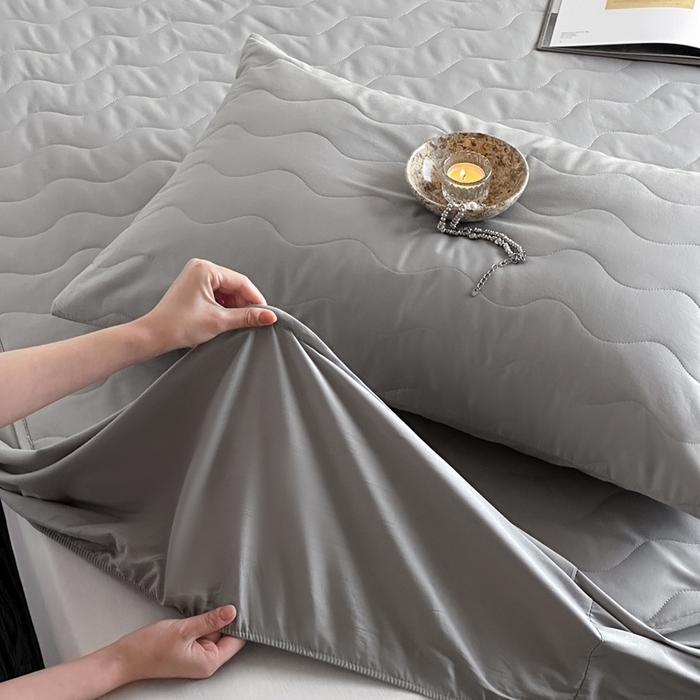 91家纺网 家纺一手货源 找家纺 三味舒屋 2025新款防水全棉夹棉绗缝防水隔尿床笠-安缦 安缦灰