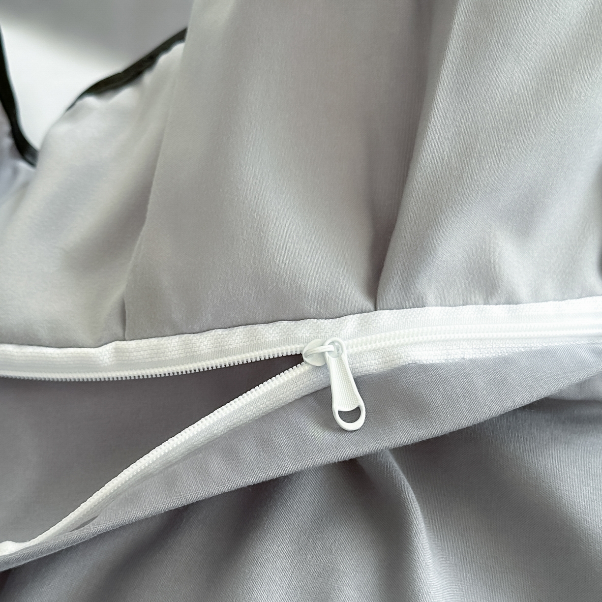 91家纺网 家纺一手货源 找家纺 柔享家（原芷澜家纺） 2025新款水洗棉磨毛系列四件套-恩格斯 浅灰+浅灰