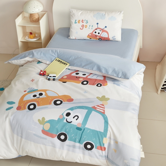 91家纺网 家纺一手货源 找家纺 荷马之梦 2025新款童画系列—A类全棉40s数码印花原创大版卡通幼儿园套件 汽车旅行