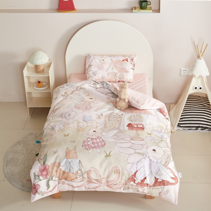 91家纺网 家纺一手货源 找家纺 荷马之梦 2025新款梦境系列—全棉40s数码印花原创手绘大版定位儿童幼儿园套件 精灵兔之屋