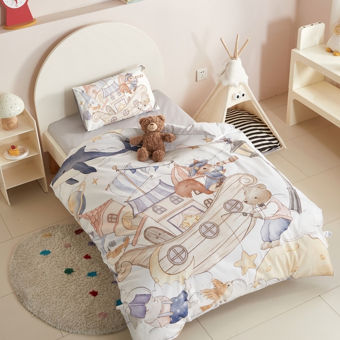 91家纺网 家纺一手货源 找家纺 荷马之梦 2025新款梦境系列—全棉40s数码印花原创手绘大版定位儿童幼儿园套件 云端国度