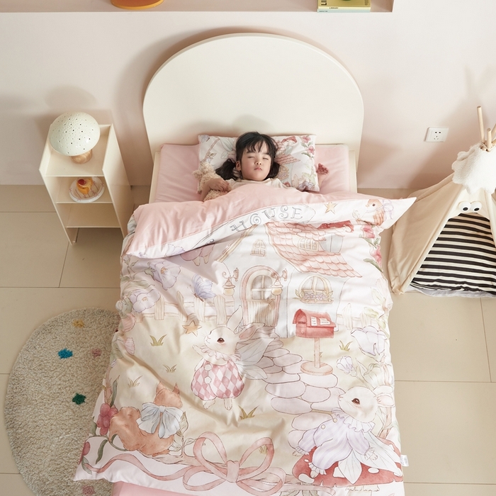 91家纺网 家纺一手货源 找家纺 荷马之梦 2025新款梦境系列—全棉40s数码印花原创手绘大版定位儿童幼儿园套件 精灵兔之屋