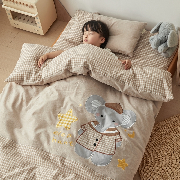 91家纺网 家纺一手货源 找家纺 荷马之梦 2025新款学院系列—A类32s水洗棉贴布绣原创卡通拼接儿童幼儿园套件 星星小象