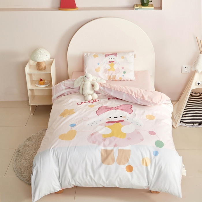 91家纺网 家纺一手货源 找家纺 荷马之梦 2025新款乐园系列-A类全棉40s数码印花原创大版卡通儿童幼儿园套件 爱心兔