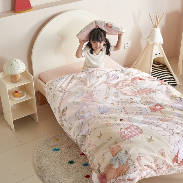 91家纺网 家纺一手货源 找家纺 荷马之梦 2025新款梦境系列—全棉40s数码印花原创手绘大版定位儿童幼儿园套件 精灵兔之屋