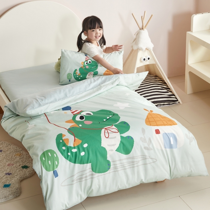 91家纺网 家纺一手货源 找家纺 荷马之梦 2025新款童画系列—A类全棉40s数码印花原创大版卡通幼儿园套件 恐龙之家