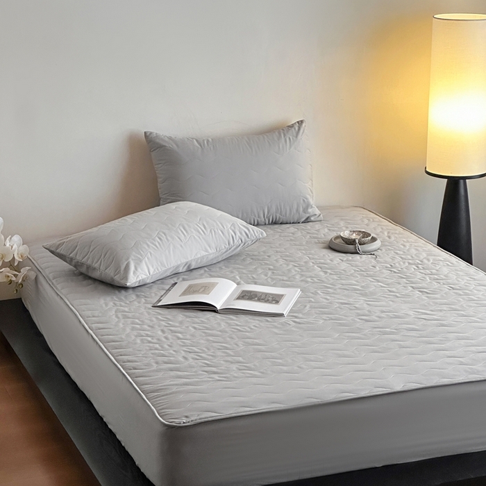 91家纺网 家纺一手货源 找家纺 三味舒屋 2025新款防水全棉夹棉绗缝防水隔尿床笠-安缦 安缦灰