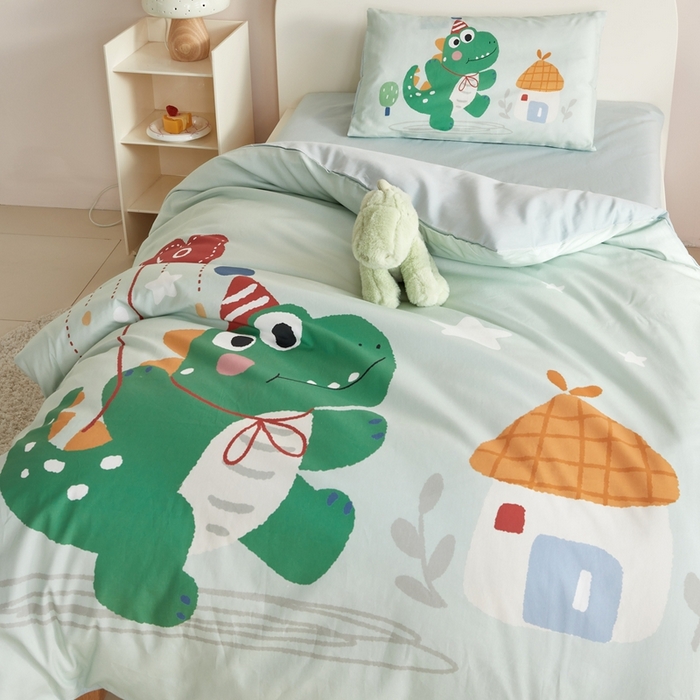 91家纺网 家纺一手货源 找家纺 荷马之梦 2025新款童画系列—A类全棉40s数码印花原创大版卡通幼儿园套件 恐龙之家