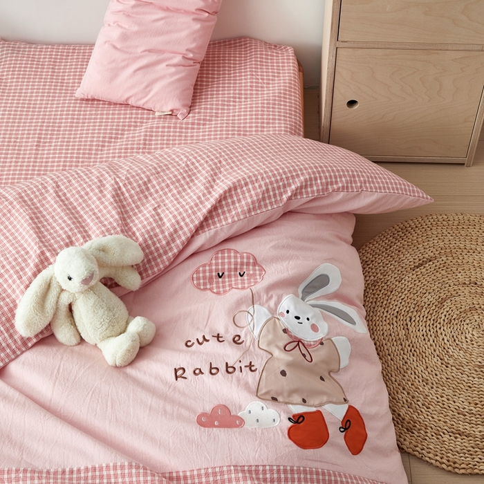 91家纺网 家纺一手货源 找家纺 荷马之梦 2025新款学院系列—A类32s水洗棉贴布绣原创卡通拼接儿童幼儿园套件 云朵小兔