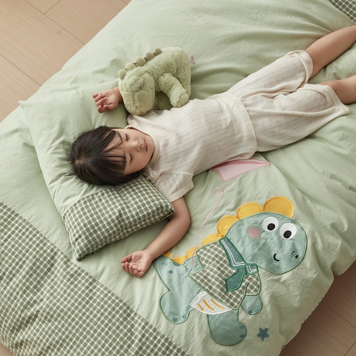 91家纺网 家纺一手货源 找家纺 荷马之梦 2025新款学院系列—A类32s水洗棉贴布绣原创卡通拼接儿童幼儿园套件 飞机恐龙