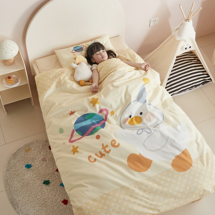 91家纺网 家纺一手货源 找家纺 荷马之梦 2025新款乐园系列-A类全棉40s数码印花原创大版卡通儿童幼儿园套件 星球鸭