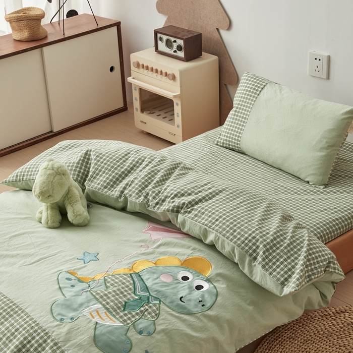 91家纺网 家纺一手货源 找家纺 荷马之梦 2025新款学院系列—A类32s水洗棉贴布绣原创卡通拼接儿童幼儿园套件 飞机恐龙