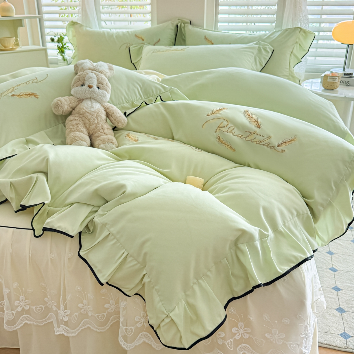 91家纺网 家纺一手货源 找家纺 柔享家（原芷澜家纺） 2025新款水洗棉磨毛系列四件套-恩格斯 嫩绿+米黄