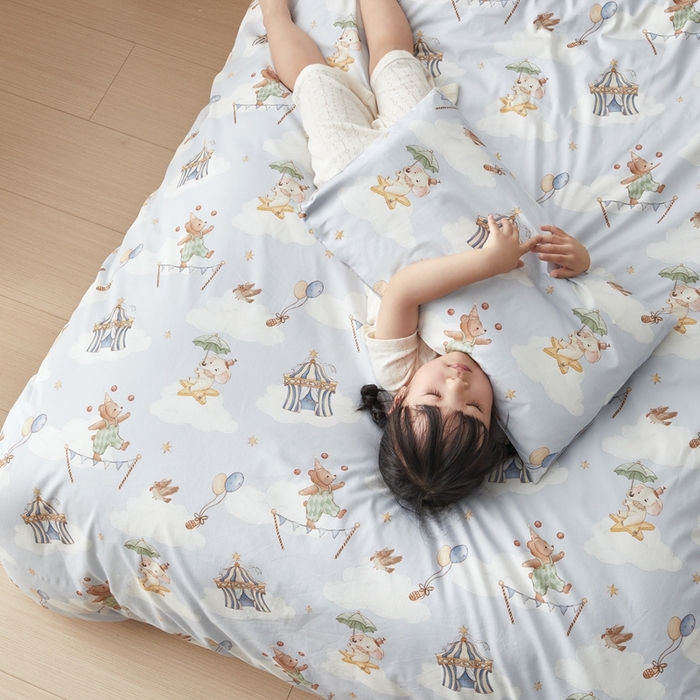 91家纺网 家纺一手货源 找家纺 荷马之梦 2025新款梦境系列—全棉40s数码印花原创手绘小版儿童幼儿园套件 游园会