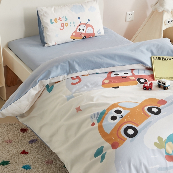 91家纺网 家纺一手货源 找家纺 荷马之梦 2025新款童画系列—A类全棉40s数码印花原创大版卡通幼儿园套件 汽车旅行