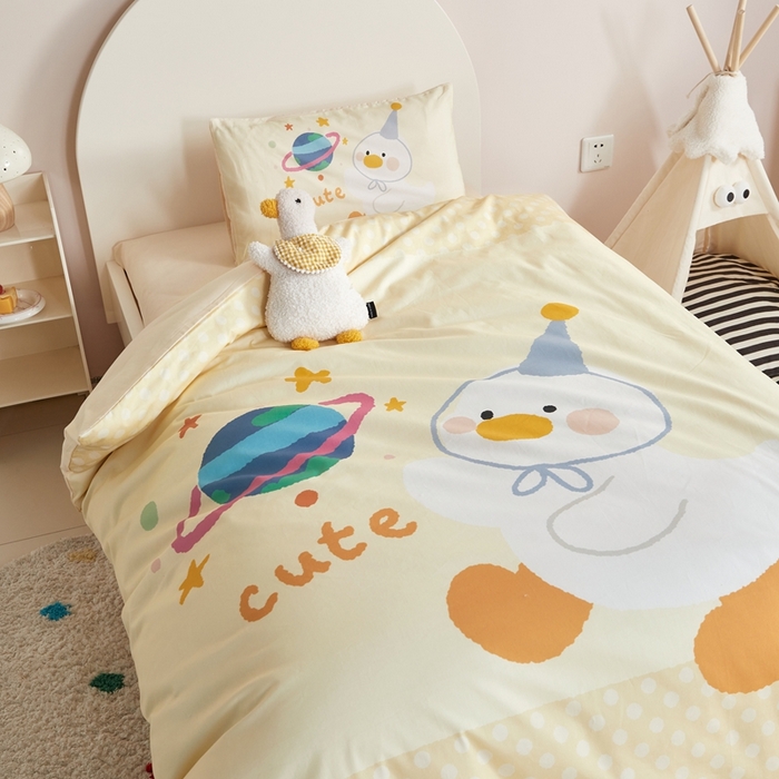 91家纺网 家纺一手货源 找家纺 荷马之梦 2025新款乐园系列-A类全棉40s数码印花原创大版卡通儿童幼儿园套件 星球鸭