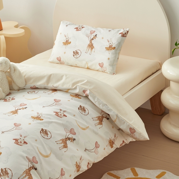 91家纺网 家纺一手货源 找家纺 荷马之梦 2025新款梦境系列—全棉40s数码印花原创手绘小版儿童幼儿园套件 云端之舞