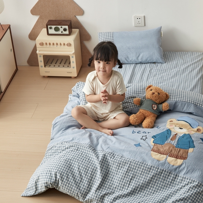 91家纺网 家纺一手货源 找家纺 荷马之梦 2025新款学院系列—A类32s水洗棉贴布绣原创卡通拼接儿童幼儿园套件 学院小熊