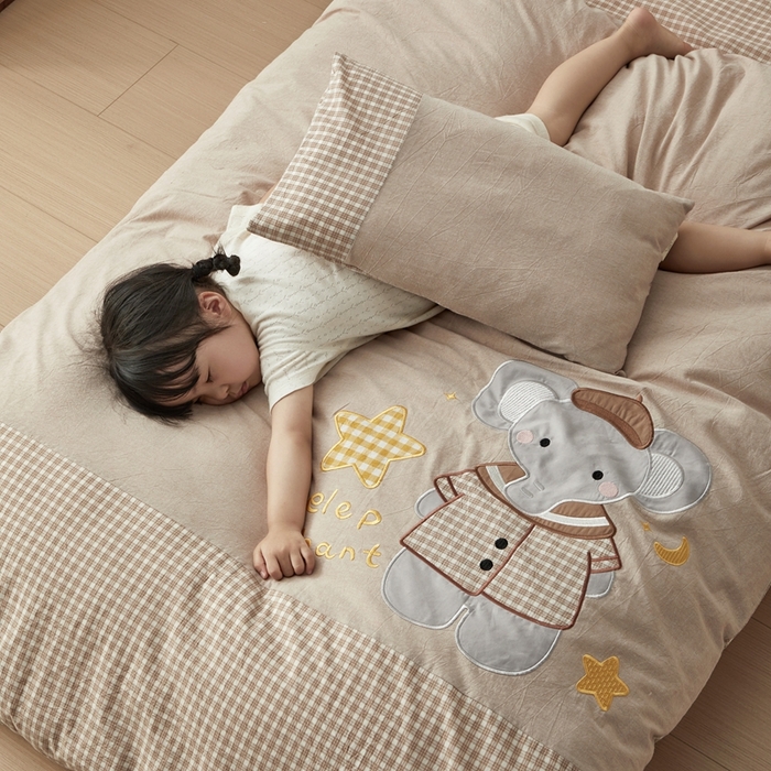 91家纺网 家纺一手货源 找家纺 荷马之梦 2025新款学院系列—A类32s水洗棉贴布绣原创卡通拼接儿童幼儿园套件 星星小象