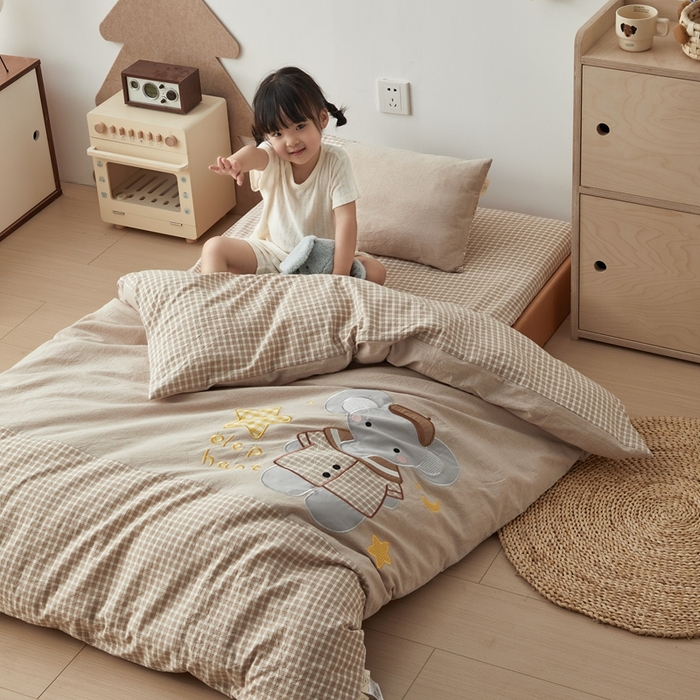 91家纺网 家纺一手货源 找家纺 荷马之梦 2025新款学院系列—A类32s水洗棉贴布绣原创卡通拼接儿童幼儿园套件 星星小象