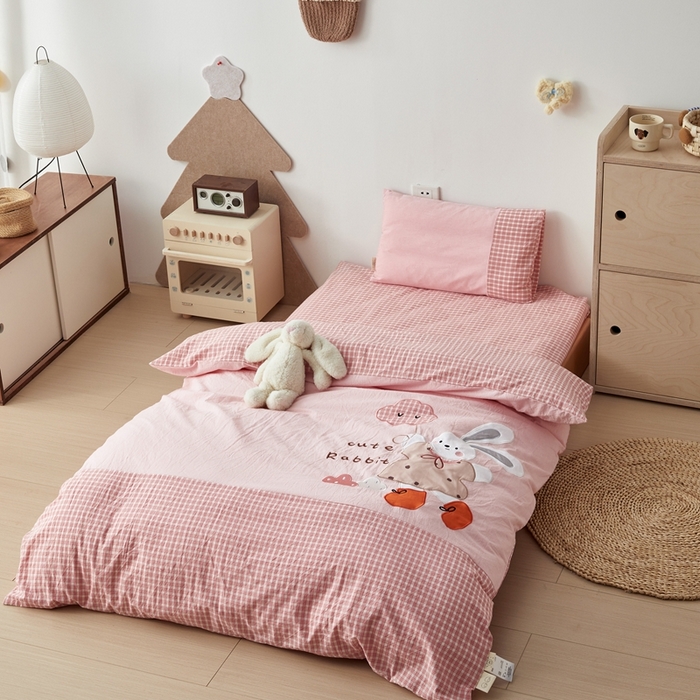 91家纺网 家纺一手货源 找家纺 荷马之梦 2025新款学院系列—A类32s水洗棉贴布绣原创卡通拼接儿童幼儿园套件 云朵小兔