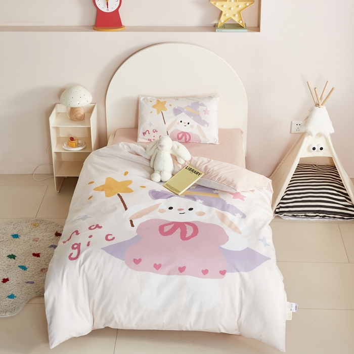 91家纺网 家纺一手货源 找家纺 荷马之梦 2025新款童画系列—A类全棉40s数码印花原创大版卡通幼儿园套件 魔法小兔