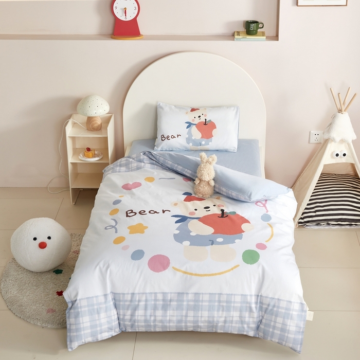 91家纺网 家纺一手货源 找家纺 荷马之梦 2025新款乐园系列-A类全棉40s数码印花原创大版卡通儿童幼儿园套件 苹果熊