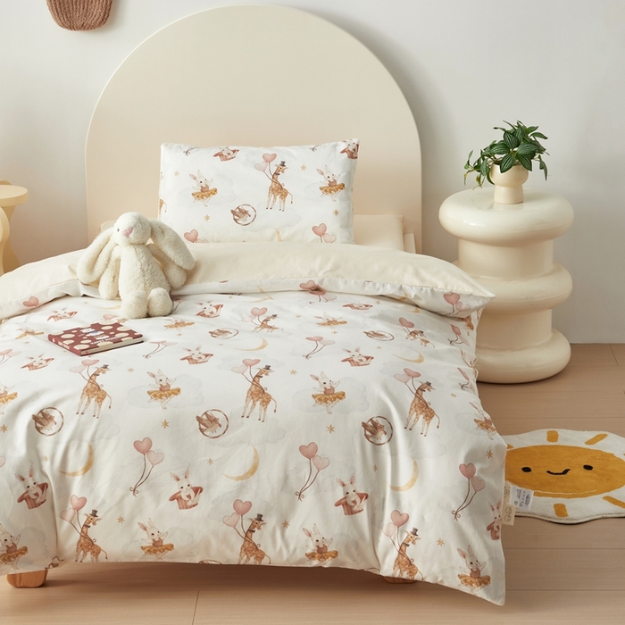 91家纺网 家纺一手货源 找家纺 荷马之梦 2025新款梦境系列—全棉40s数码印花原创手绘小版儿童幼儿园套件 云端之舞