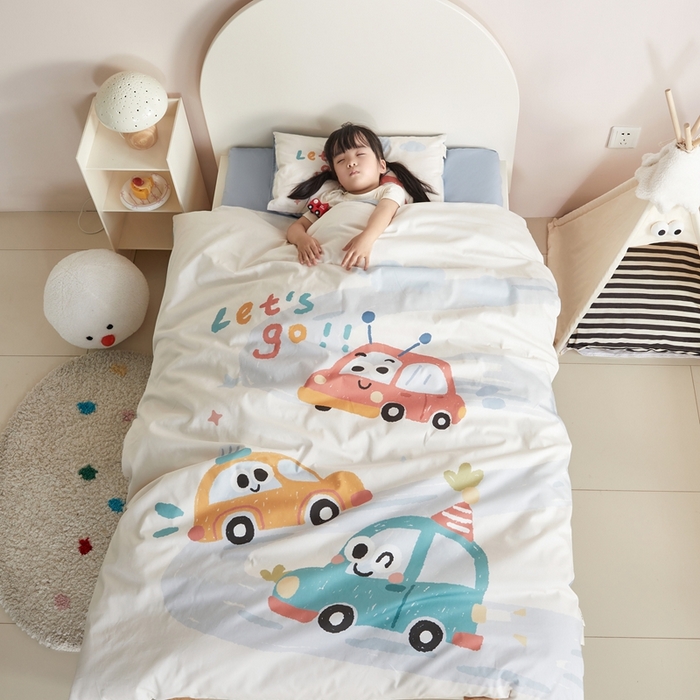 91家纺网 家纺一手货源 找家纺 荷马之梦 2025新款童画系列—A类全棉40s数码印花原创大版卡通幼儿园套件 汽车旅行