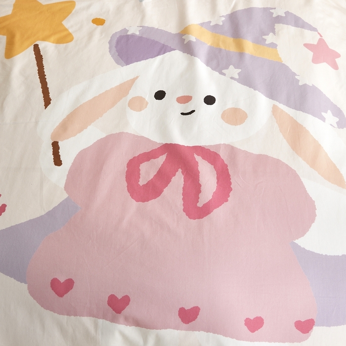 91家纺网 家纺一手货源 找家纺 荷马之梦 2025新款童画系列—A类全棉40s数码印花原创大版卡通幼儿园套件 魔法小兔