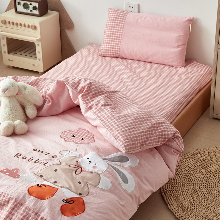 91家纺网 家纺一手货源 找家纺 荷马之梦 2025新款学院系列—A类32s水洗棉贴布绣原创卡通拼接儿童幼儿园套件 云朵小兔